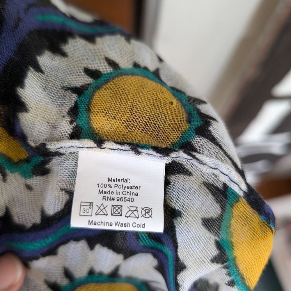 Infinity scarf, daisy pattern - Picture 2 of 2